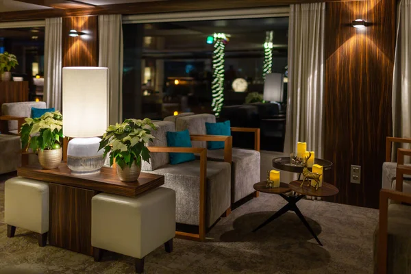 Світла Кімната Прикрашена Сучасними Красивими Меблями — стокове фото