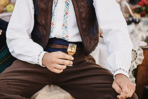 Uomo Costume Tradizionale Che Tiene Bicchiere Vino Una Celebrazione — Foto Stock