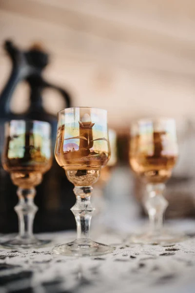 Selektiv Fokusbild Ett Glas Vin Ett Bord — Stockfoto