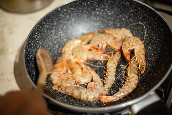 Vigoleno Itália Julho 2021 Camarões Mediterrânicos Selvagens Uma Frigideira Preta — Fotografia de Stock