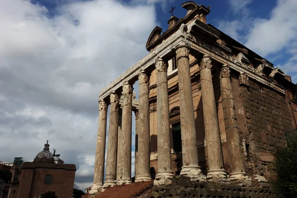 Ókori Római Templom Antoninus Faustina Rómában Háttérben Felhős Kék — Stock Fotó