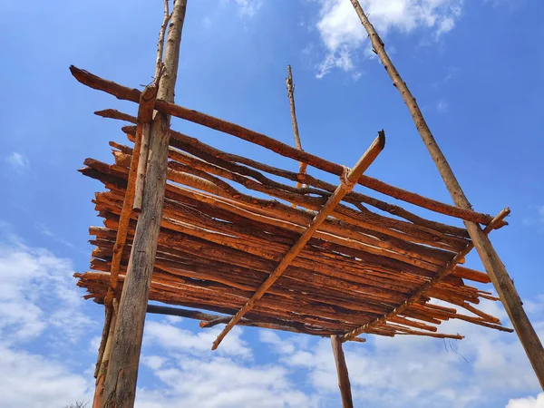 Plano Ángulo Bajo Una Torre Observación Madera Bajo Cielo —  Fotos de Stock