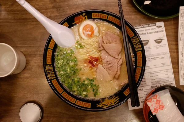 Lezzetli Bir Kase Ramen Japon Eriştesi Çorbası — Stok fotoğraf