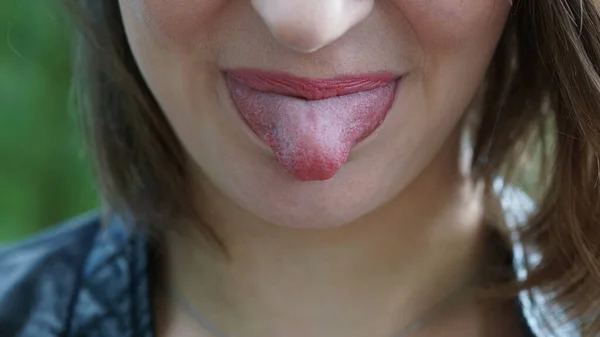 Retrato Uma Mulher Sair Língua — Fotografia de Stock