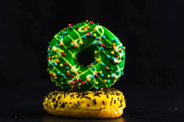 Doces Donuts Envidraçados Com Polvilhas Isoladas Sobre Fundo Preto — Fotografia de Stock