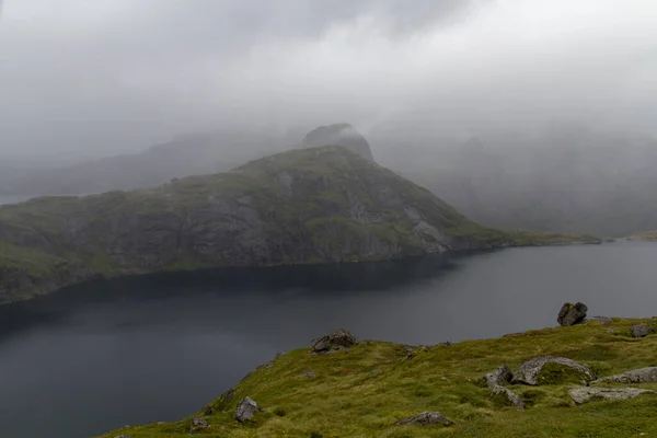 Vista Das Montanhas Cobertas Pela Névoa Lofoten Islands Noruega — Fotografia de Stock