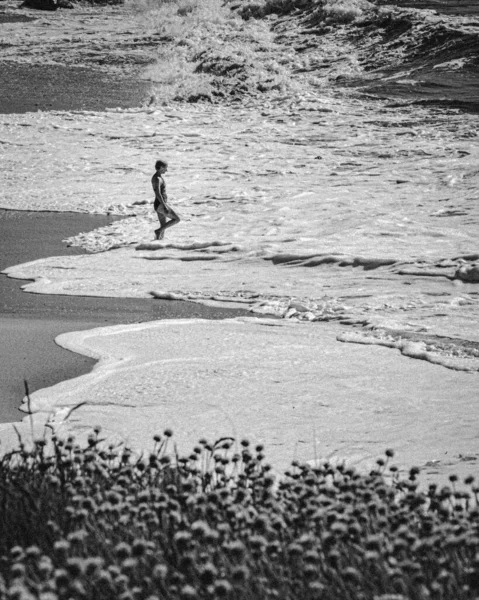 Uma Foto Monocromática Uma Jovem Mulher Fato Banho Costa — Fotografia de Stock