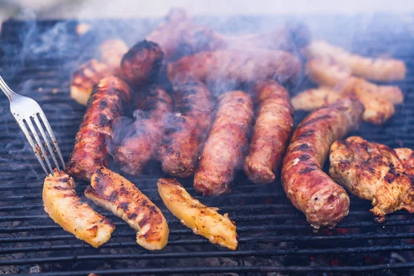 Las Deliciosas Salchichas Parrilla Una Barbacoa Carbón — Foto de Stock