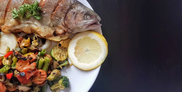 Top View Baked Trout Grilled Vegetables Lemon Slices — Stock Photo, Image