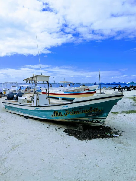 Sebuah Perahu Tua Yang Indah Pantai Pasir Dekat Laut — Stok Foto