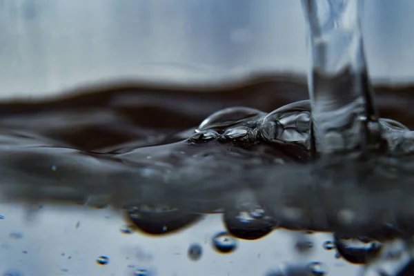 Vatten Som Hälls Ett Glas Och Bubblar Monokrom — Stockfoto