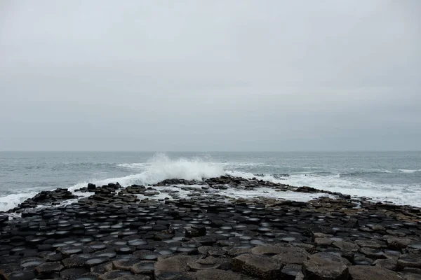 一个海浪冲向岩石海岸的景象 北爱尔兰的巨石阵 — 图库照片
