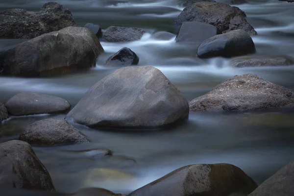 Una Vista Panorámica Río Que Fluye Través Rocas — Foto de Stock