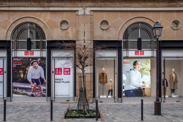 Parijs Frankrijk Jul 2021 Japanse Uniqlo Winkelstraat Aan Een Drukke — Stockfoto