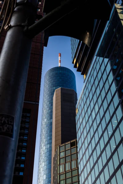 Een Lage Hoek Opname Van Een Futuristic Frankfurt Maintower Duitsland — Stockfoto