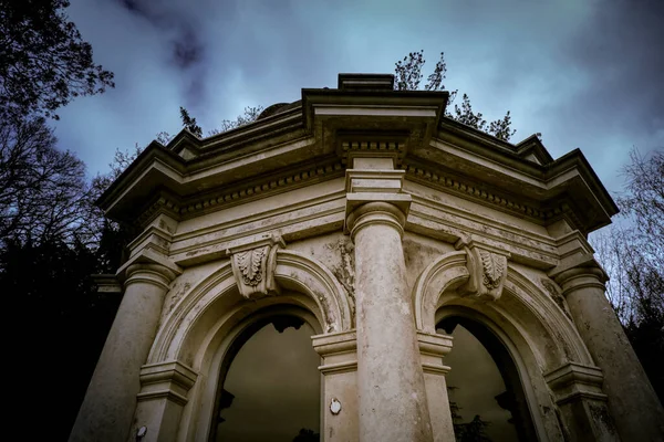 Eerie Scenery Historical Arch Building Stormy Day — Stock Photo, Image