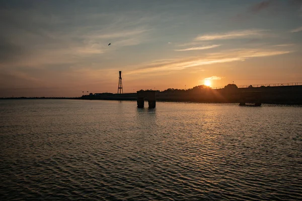 Krásný Západ Slunce Nad Mořem Několika Siluetami Budov — Stock fotografie