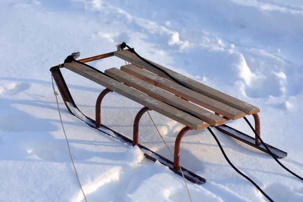 Tiro Alto Ángulo Trineo Sobre Nieve Fresca Bajo Luz Del — Foto de Stock