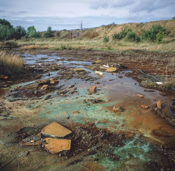 Chemikalien Die Aus Verschüttetem Giftmüll Die Oberfläche Von Brachland Gelangen — Stockfoto