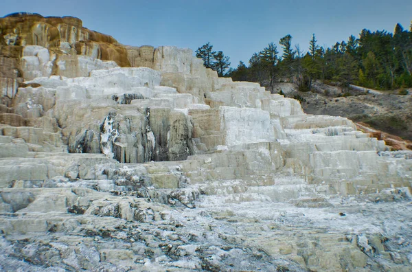 Skalnatý Bílý Kopec Pod Jasnou Oblohou Letního Dne Yellowstonském Národním — Stock fotografie