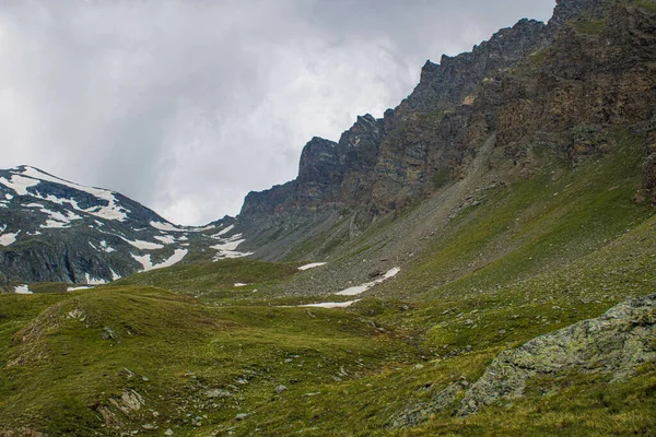 Eine Hochauflösende Aufnahme Einer Bergigen Landschaft Einem Düsteren Tag — Stockfoto