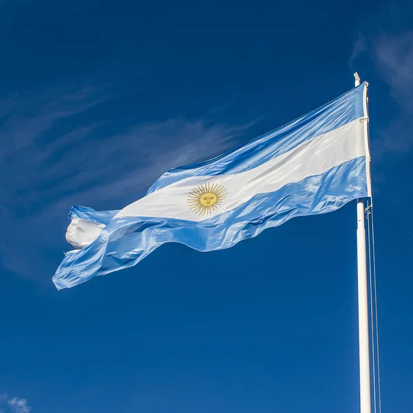 Närbild Vinka Argentina National Flag Mot Blå Himmel Bakgrund — Stockfoto