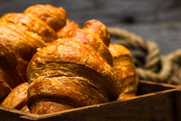 Croissants Recém Assados Uma Caixa Madeira — Fotografia de Stock