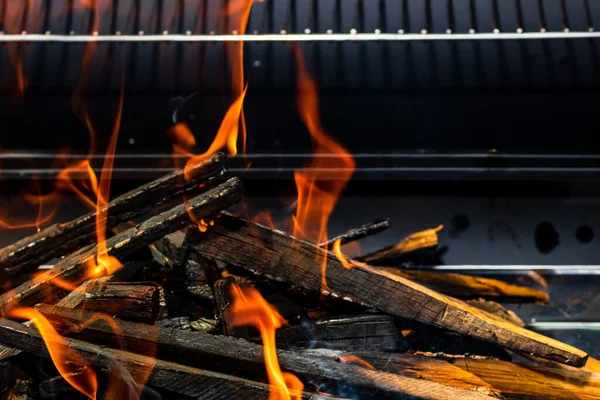 Ξύλο Και Άνθρακας Καίγονται Ένα Bbq — Φωτογραφία Αρχείου