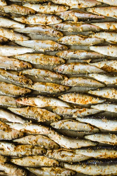 Pişirmeye Hazırlanan Küçük Balıkların Dikey Üst Görüntüsü — Stok fotoğraf