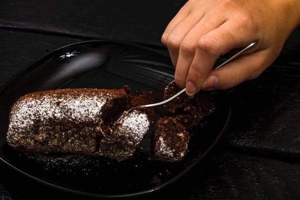 Uma Fêmea Comendo Delicioso Bolo Coco Chocolate — Fotografia de Stock