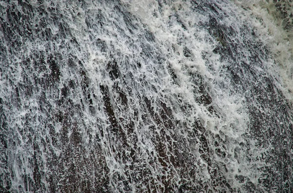 黄石公园岩石瀑布上飞溅的水的特写 — 图库照片