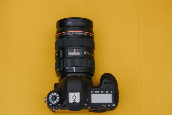 Sarı Arka Planda Sigma Lensli Canon Eos Kamerasına Yakın Çekim — Stok fotoğraf