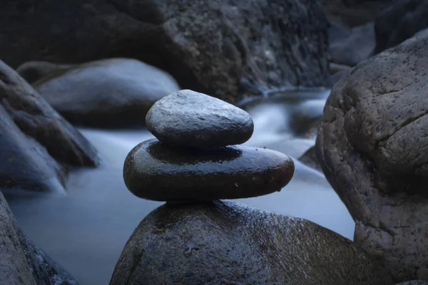 Eine Nahaufnahme Von Felsen Auf Einem Verschwommenen Flusshintergrund — Stockfoto