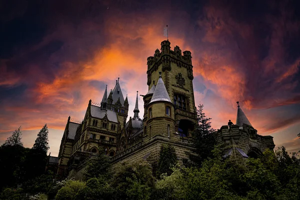 Tiro Ângulo Baixo Castelo Drachenburg Contra Lindo Céu Nublado Entardecer — Fotografia de Stock