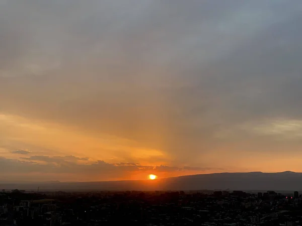 Güneşin Altındaki Bir Kasabanın Manzarası Akşam Vakti Güzel Bir Günbatımında — Stok fotoğraf