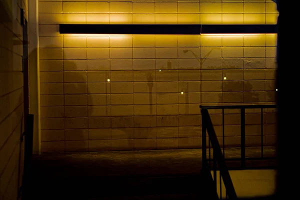 Ένα Κοντινό Πλάνο Ενός Τοίχου Πλακιδίων Κίτρινο Φως Την Παραμονή — Φωτογραφία Αρχείου