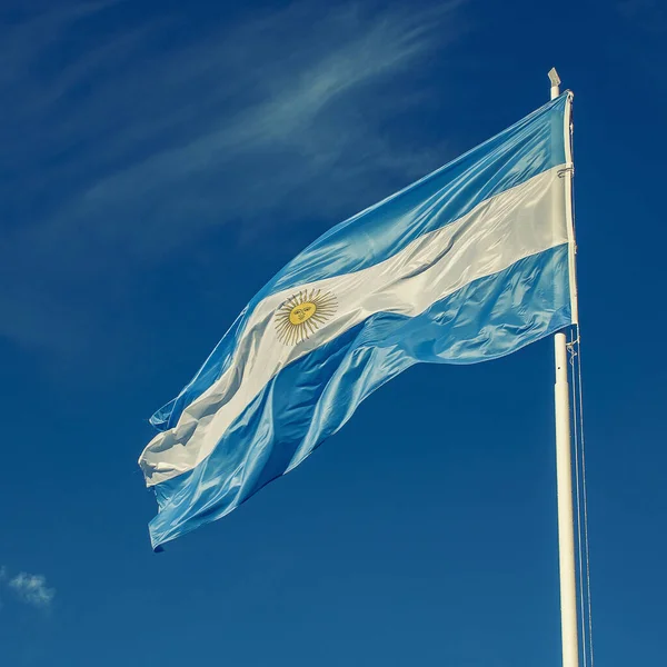 Primo Piano Sventolare Bandiera Nazionale Argentina Uno Sfondo Blu Cielo — Foto Stock