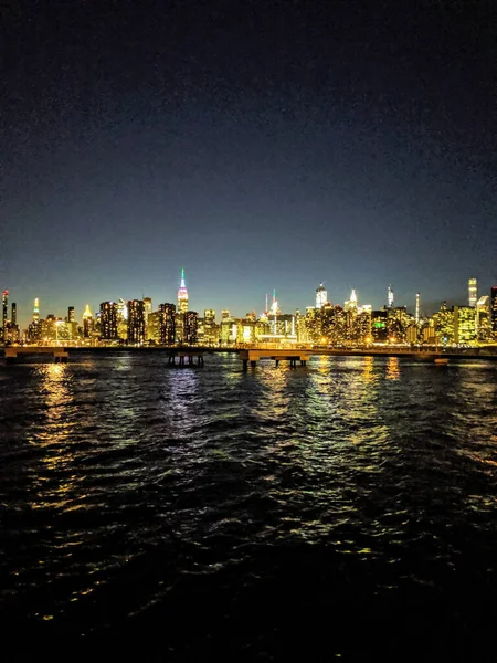 Night Cityscape Reflecting Lake Wnyc Transmitter Park New York City — Stock Photo, Image