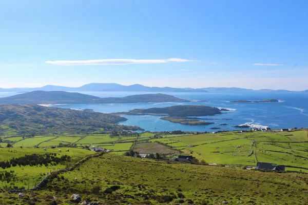 Ein Schöner Strand Mit Grünen Hügeln Auf Der Halbinsel Beara — Stockfoto