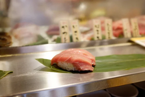 Heerlijke Tonijn Sashimi Een Groen Blad — Stockfoto