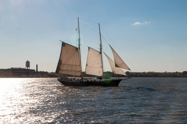 Barco Navegando Rio Nova York — Fotografia de Stock