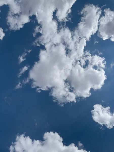 晴れた日の青空の垂直ショット 壁紙や背景のために素晴らしい — ストック写真