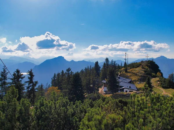 太陽と青空の下 緑に覆われた丘の風景 — ストック写真
