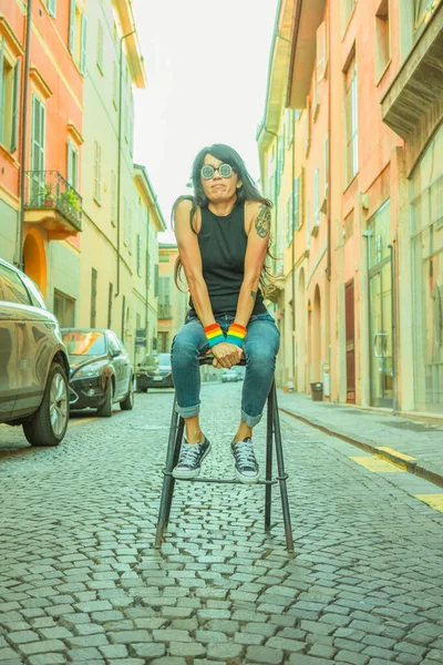 Una Atractiva Joven Hispana Gafas Sol Sentada Una Silla Medio — Foto de Stock