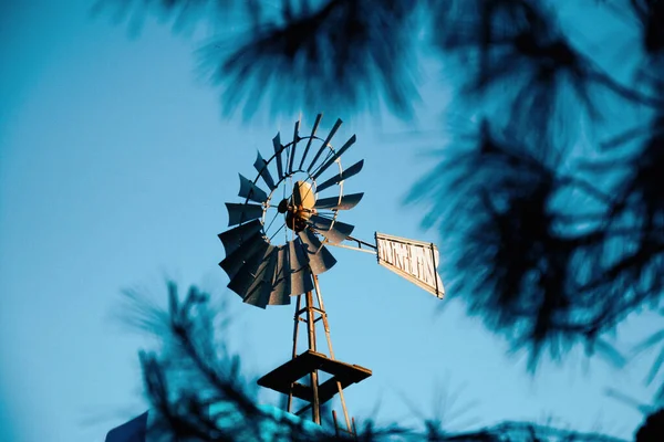 Eine Flache Aufnahme Einer Windmühle Gegen Den Blauen Himmel — Stockfoto