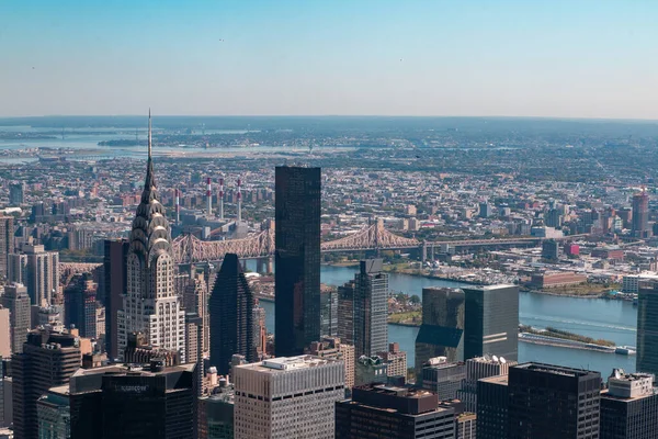 Heldere Blauwe Lucht Boven Wolkenkrabbers Gebouwen Van New York City — Stockfoto
