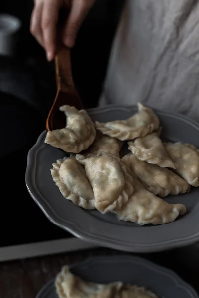 Una Mano Poniendo Albóndigas Plato Para Servir Cocina — Foto de Stock