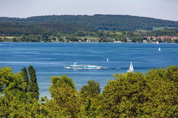 Ett Lugnt Landskap Båtar Sjön Bakom Gröna Träden — Stockfoto