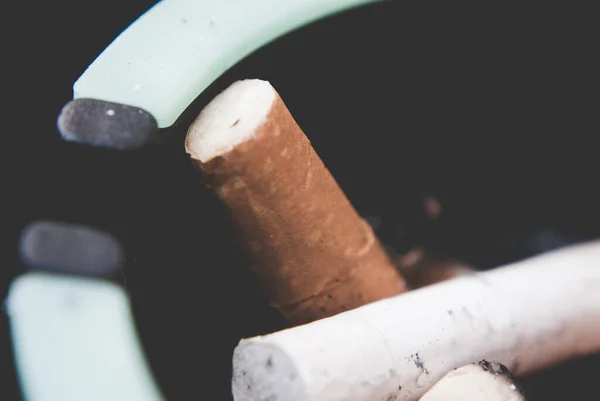 Selektivní Záběr Uzených Nedopalků Cigaret — Stock fotografie