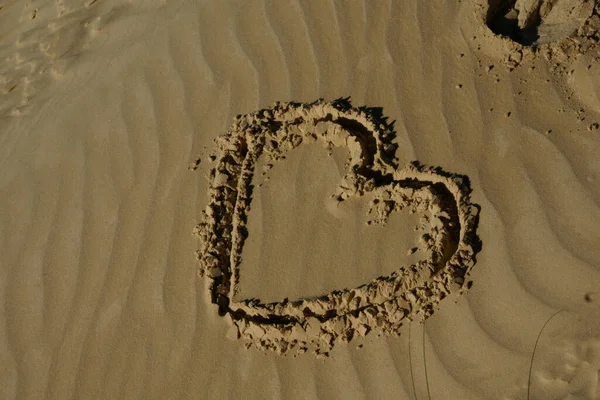 Kum Yüzeyine Çizilmiş Bir Kalbin Yakın Çekimi — Stok fotoğraf